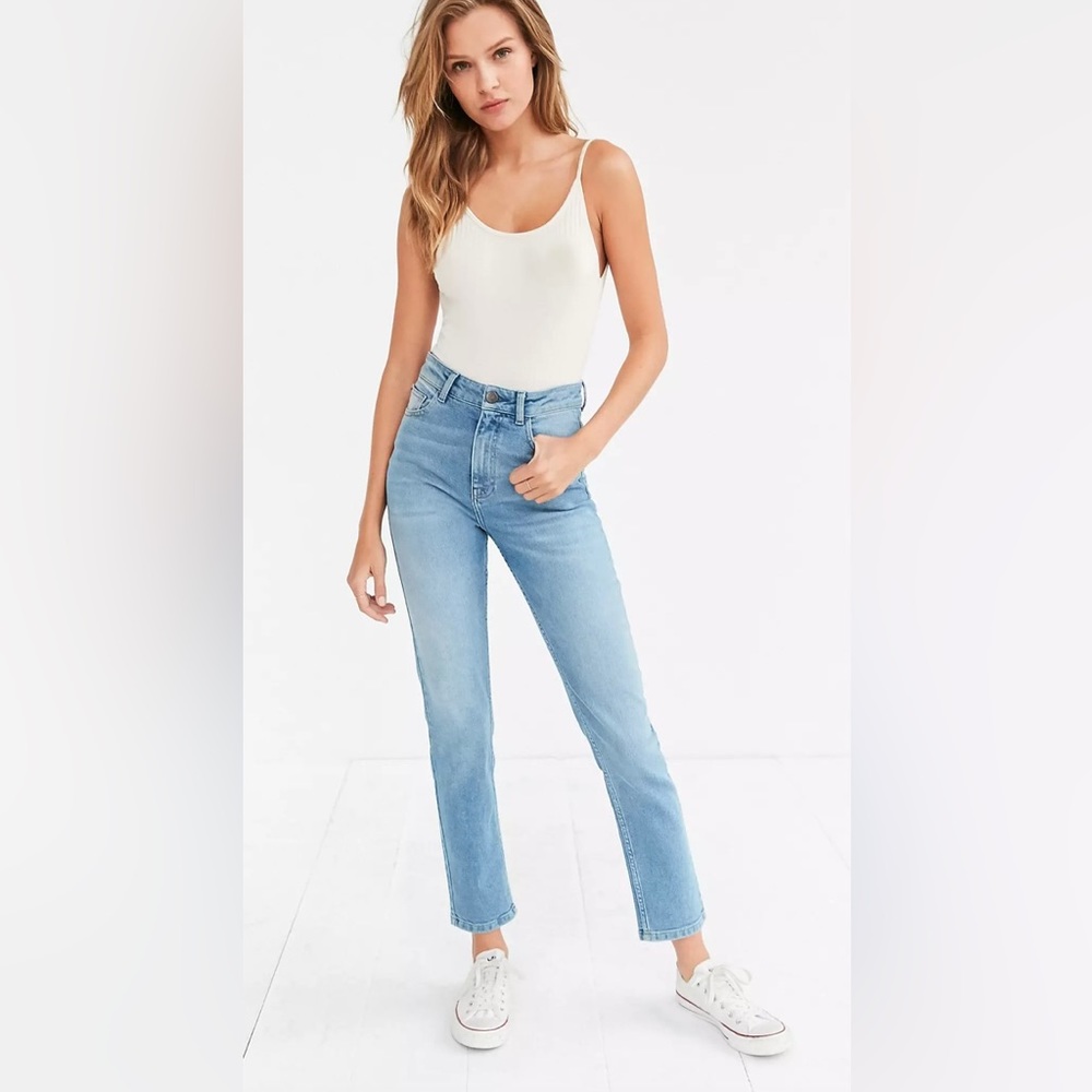 BDG Girlfriend High-Rise Jeans (Light Wash)